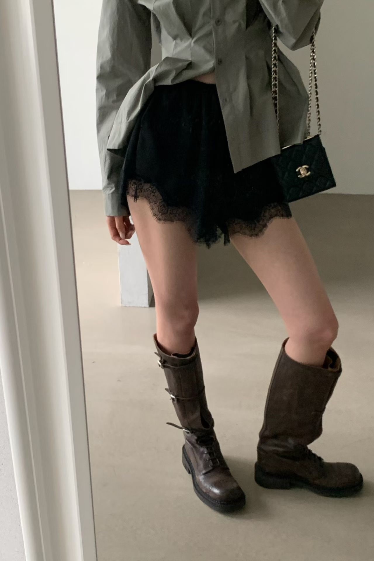 精緻女孩下擺蕾絲短褲