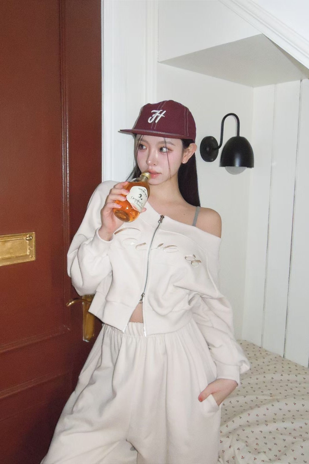 韓妞斜肩刺繡外套