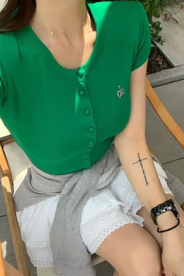 質感小標排釦短T