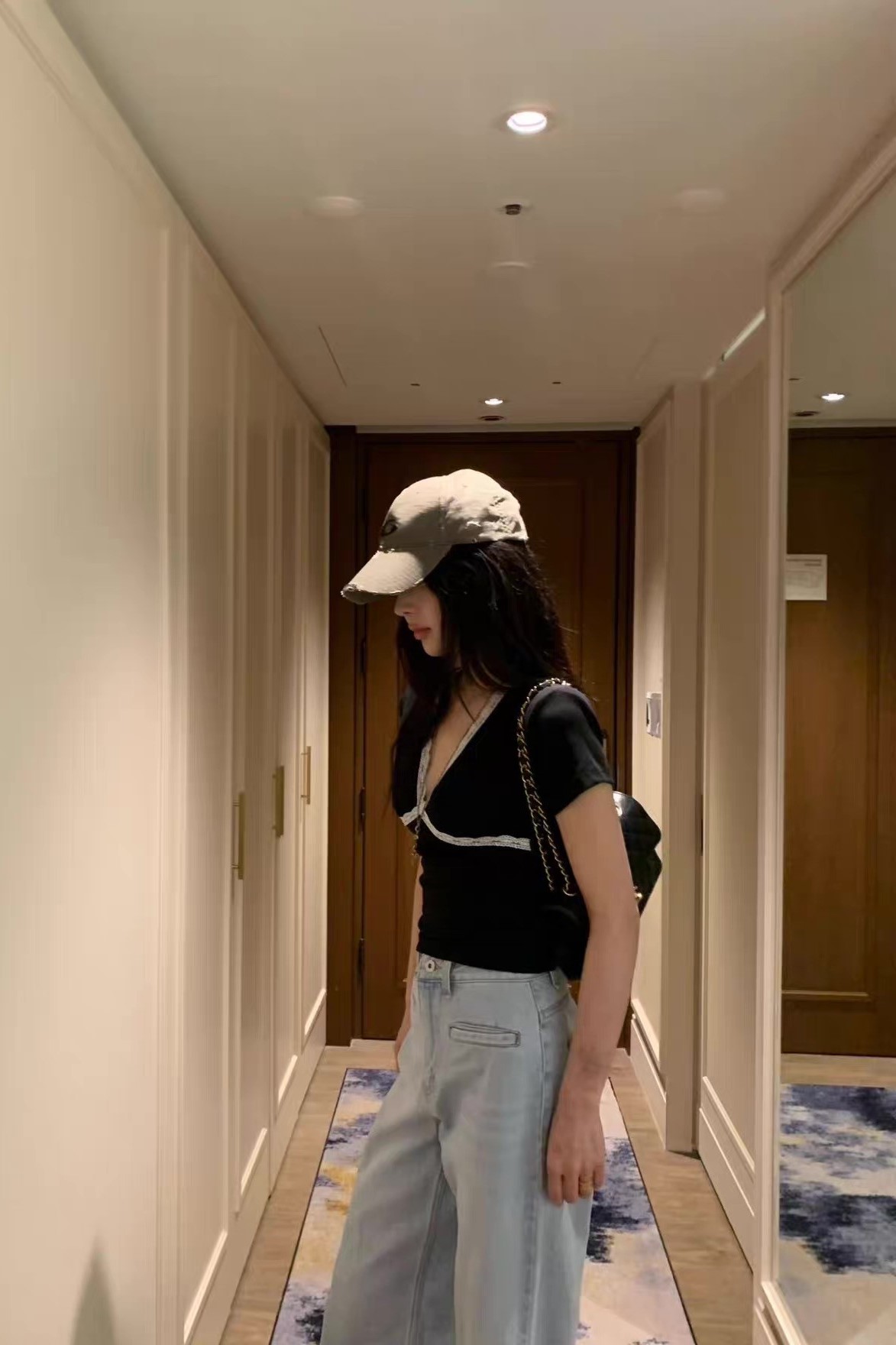 V領蕾絲抓皺合身上衣
