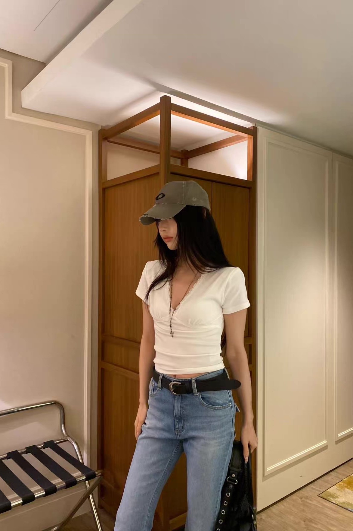 V領蕾絲抓皺合身上衣