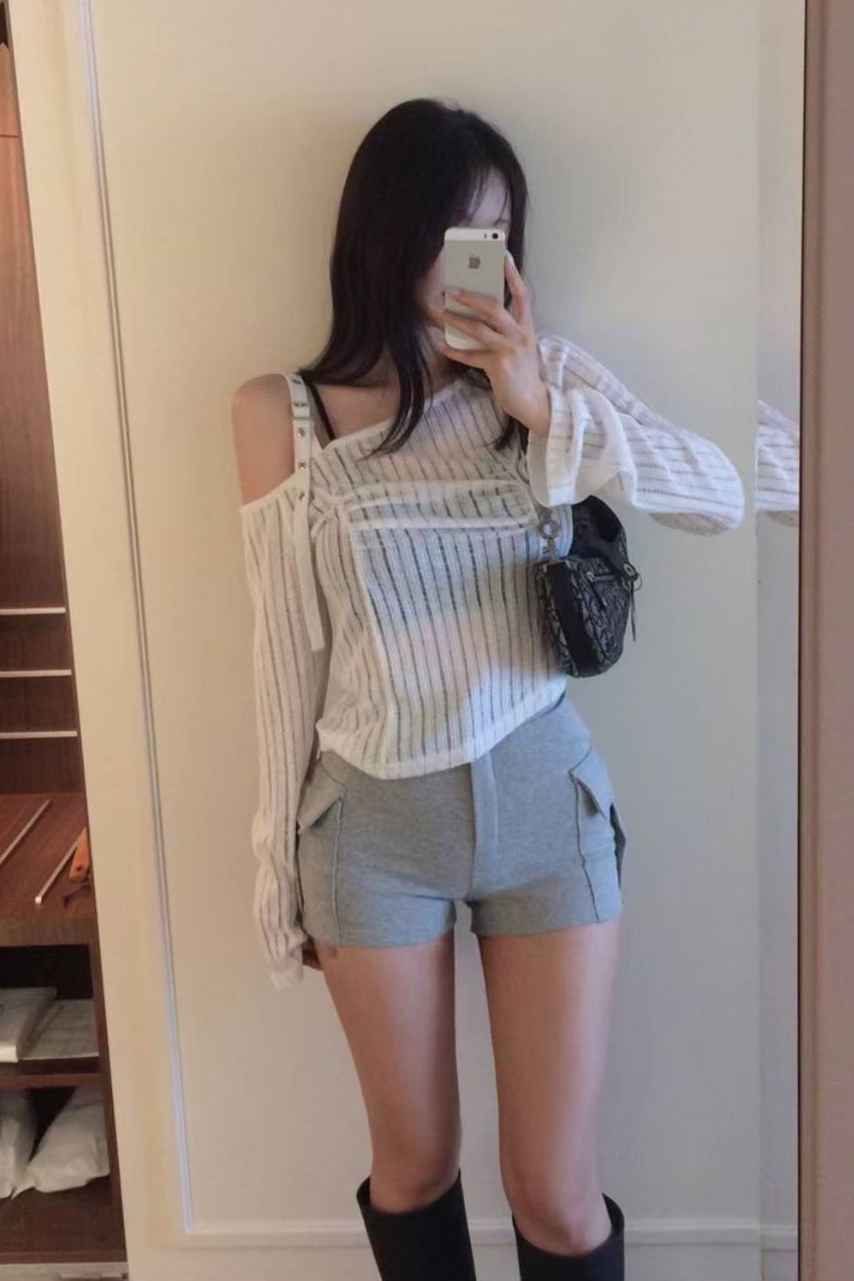 個性露單肩抓皺上衣