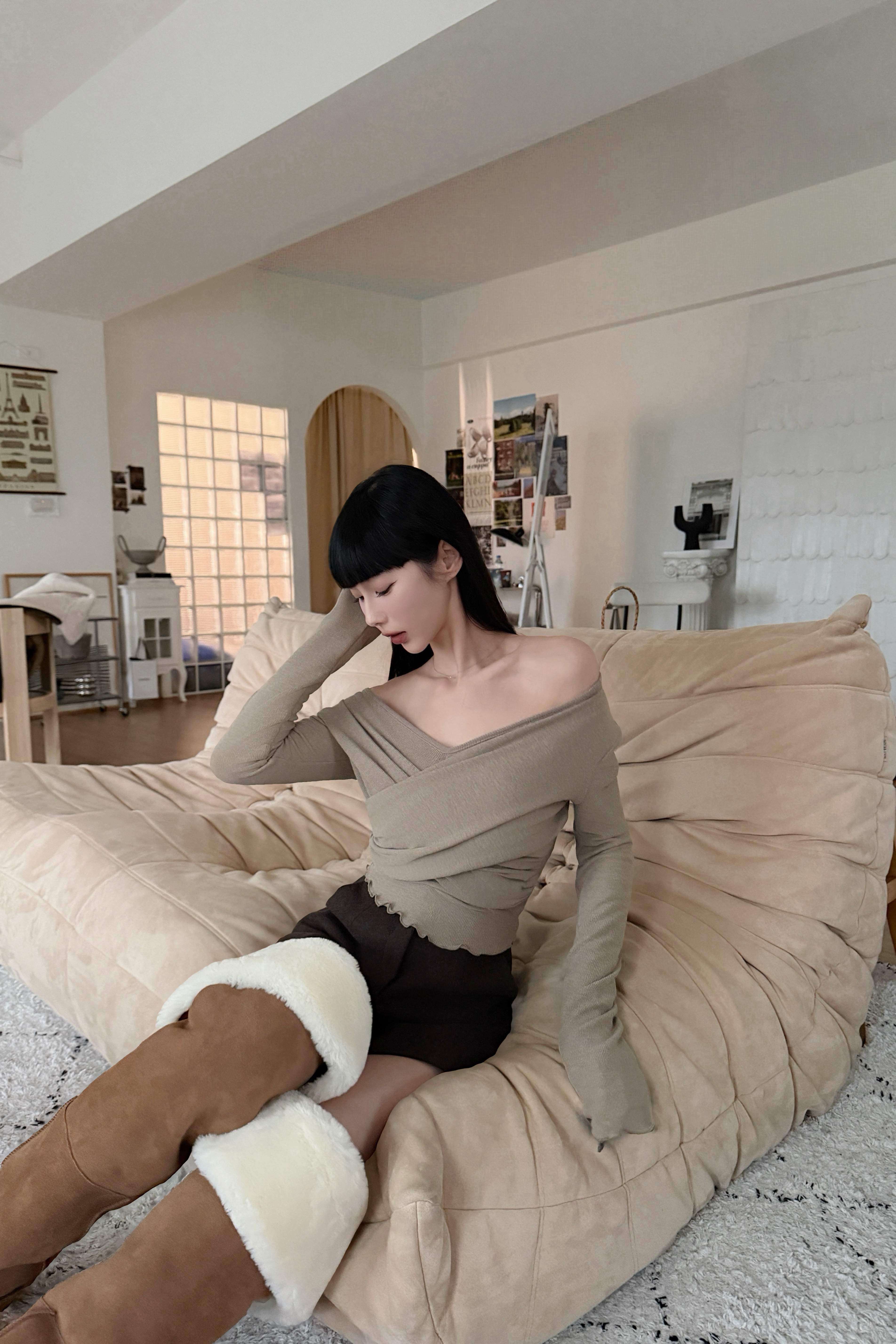 V領滾邊抓皺上衣