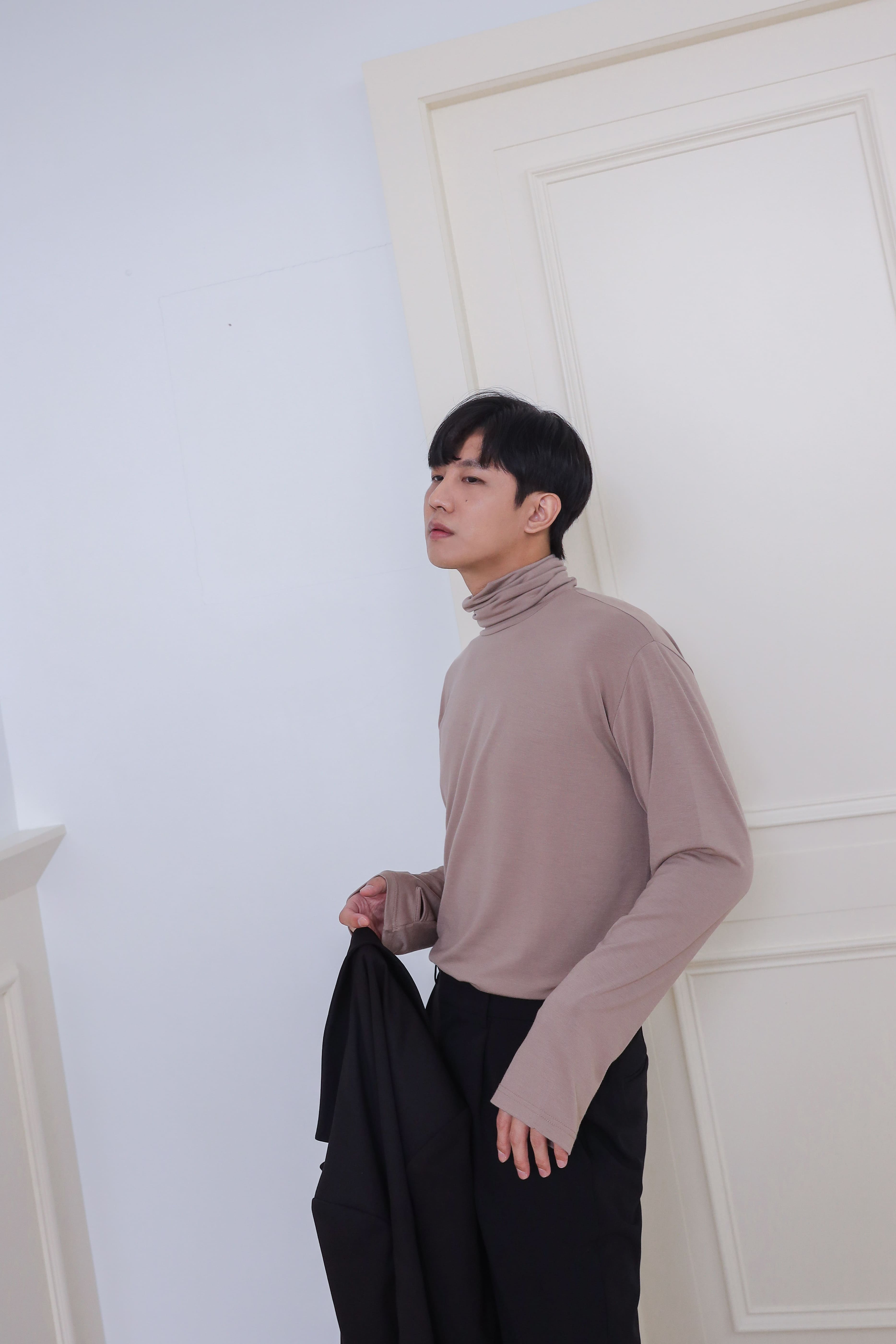 素面高領長袖上衣